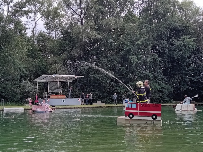 Tradiční Osovská regata na koupališti v Osovci. Foto Marie Plecitá osv_20250823_regata3_maple_20