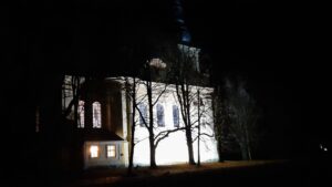 Slavnostně nasvícený osovský kostel během Slavnosti světel 2021.